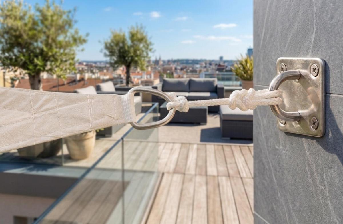 Anclaje del toldo del Leroy Merlin.