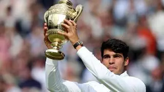 Alcaraz aplasta a Djokovic y gana su segundo Wimbledon