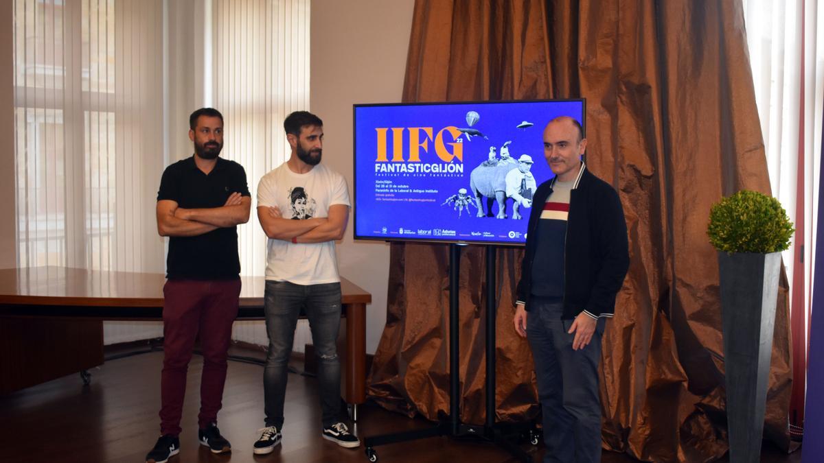 Por la izquierda, Sergio Valbuena, encargado de la dirección artística del festival; Jesús Arrieta, y Pablo León, director general de Cultura y Patrimonio del Principado, en la presentación del programa
