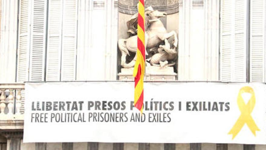 La pancarta penjada a la façana del Palau de la Generalitat |