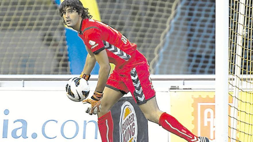 Mariano Barbosa, el pasado sábado y ante el Hércules, prepara el saque de meta, en el estadio de Gran Canaria.