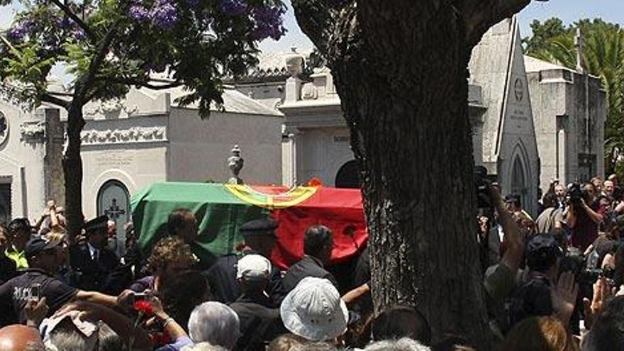 El féretro deJosé Saramago llega al cementerio lisboeta del Alto de San Juan, donde han sido incinerados sus restos mortales