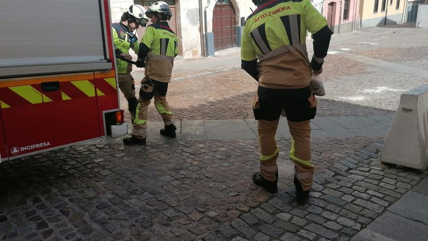 Los bomberos cubren la cera de los hachones en las calles de Zamora