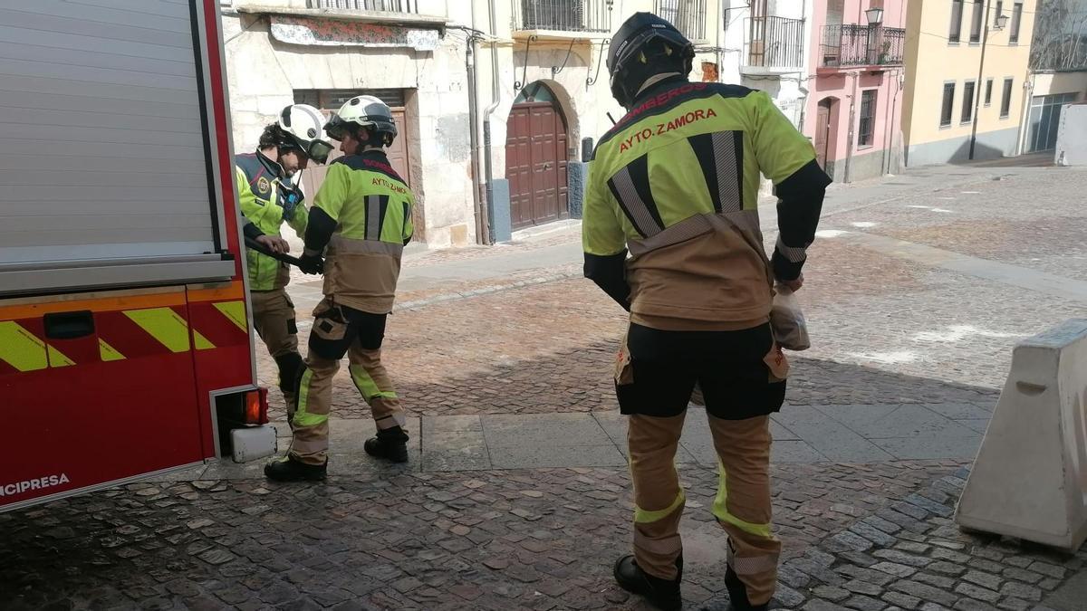 Los bomberos de Zamora cubren la cera de los hachones.