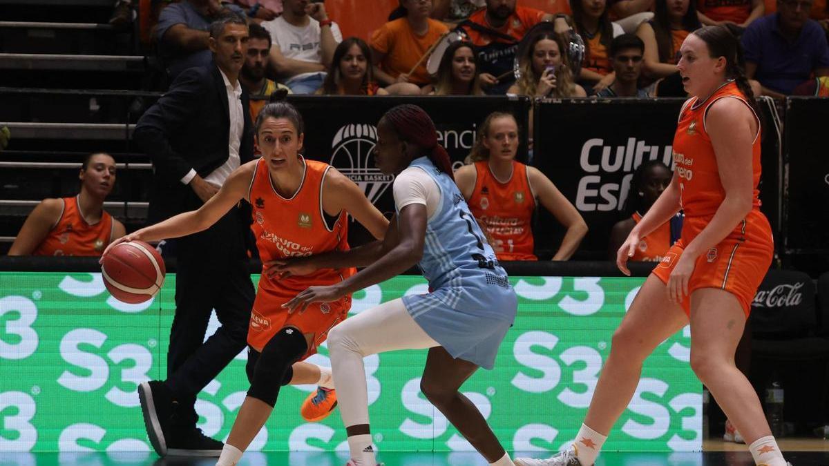 Alba Torrens, en una acción del partido de la primera vuelta ante el Celta Zorka en La Fonteta