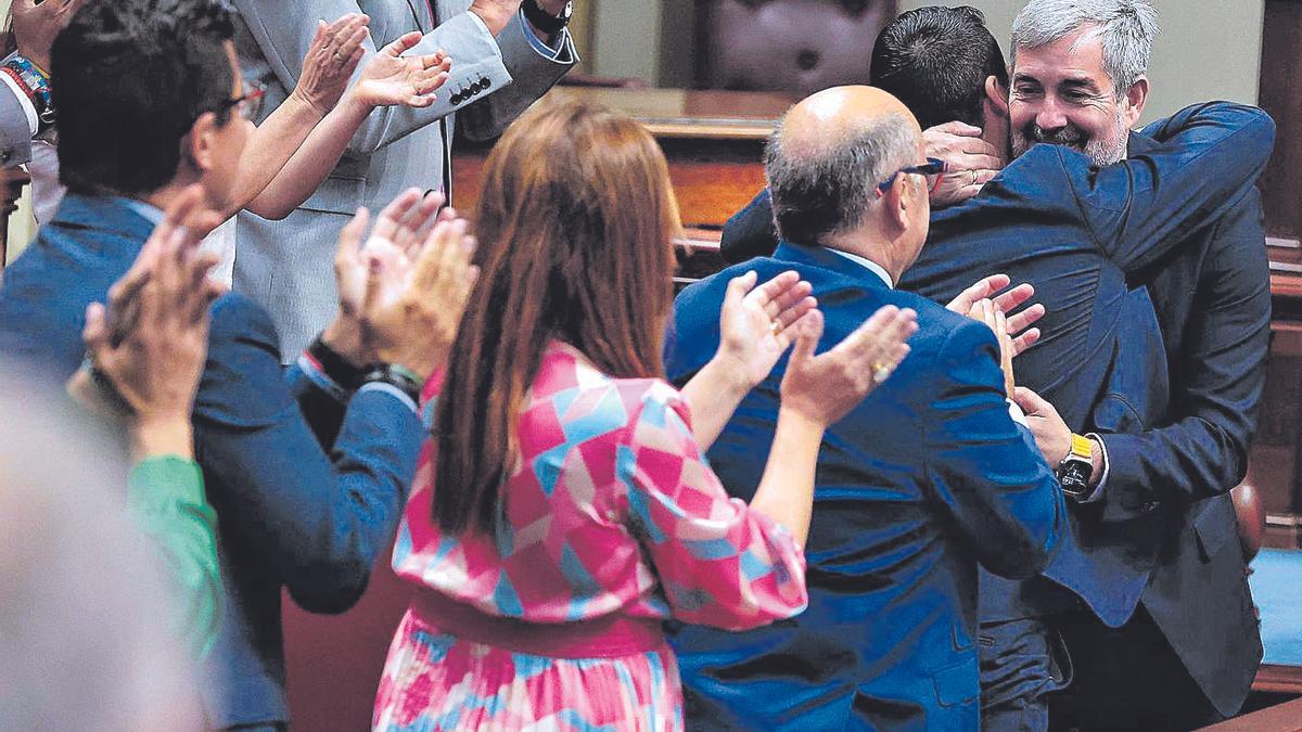 Fernando Clavijo recibe las felicitaciones y aplausos de su grupo parlamentario tras ser investido presidente.
