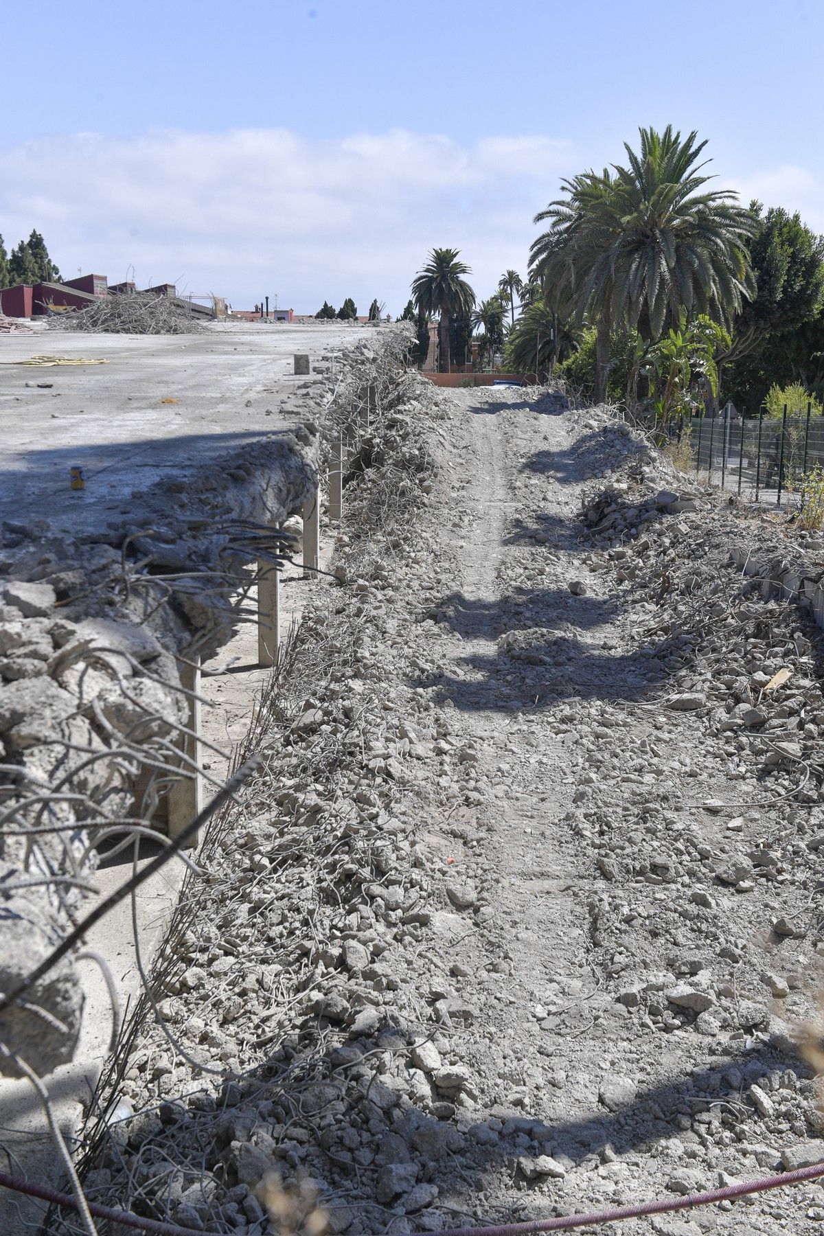 Así continúa el derribo del mamotreto de Santa Brígida