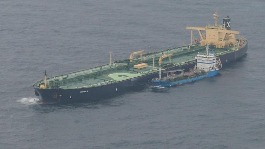 Barco recibiendo combustible en fondeo en el Puerto de La Luz.