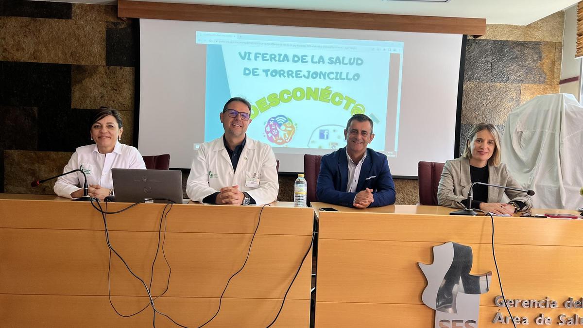 Responsables del Área de Salud de Coria y el alcalde de Torrejoncillo, ayer, en el hospital.