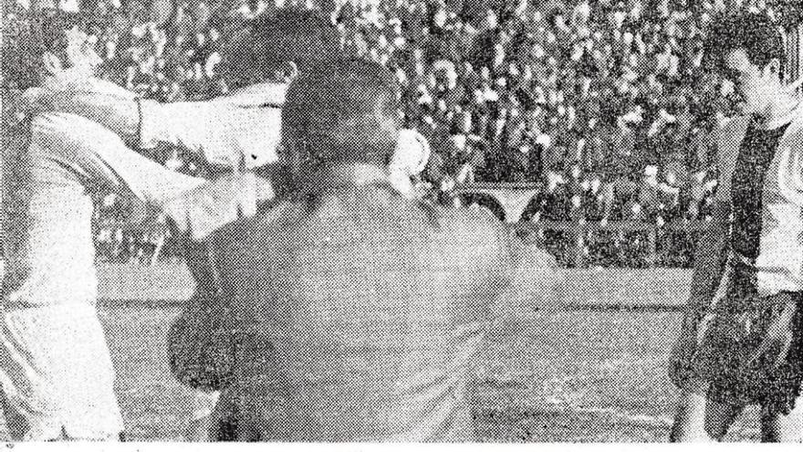 Juan se abraza con Rivera tras el triunfo logrado en 1970. // FDV