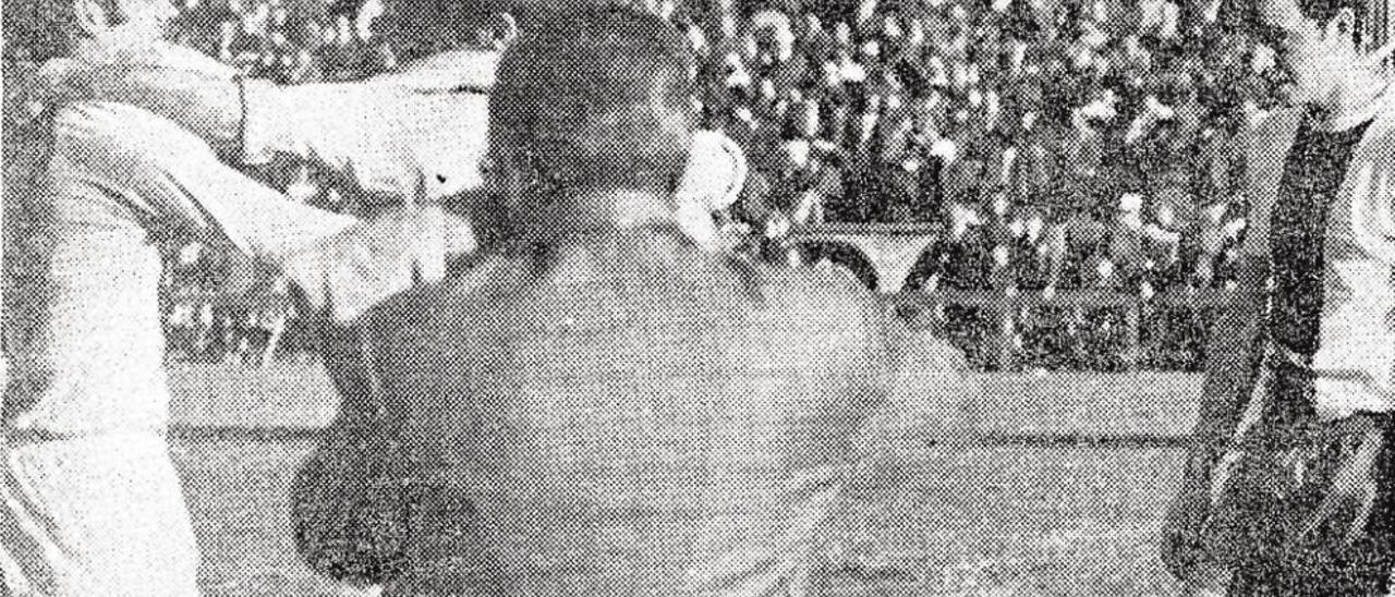 Juan se abraza con Rivera tras el triunfo logrado en 1970. // FDV