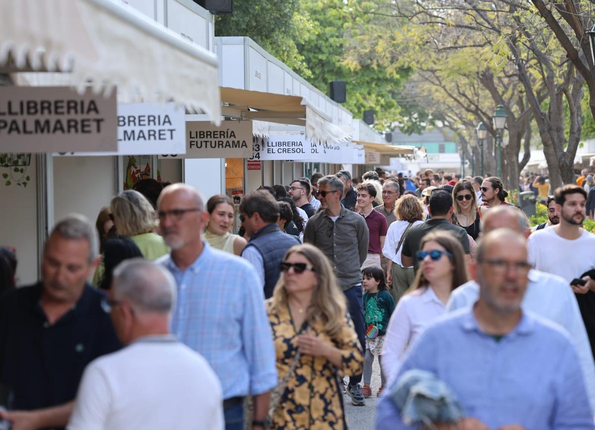 Ambiente el domingo en la Fira del Llibre de Valencia.