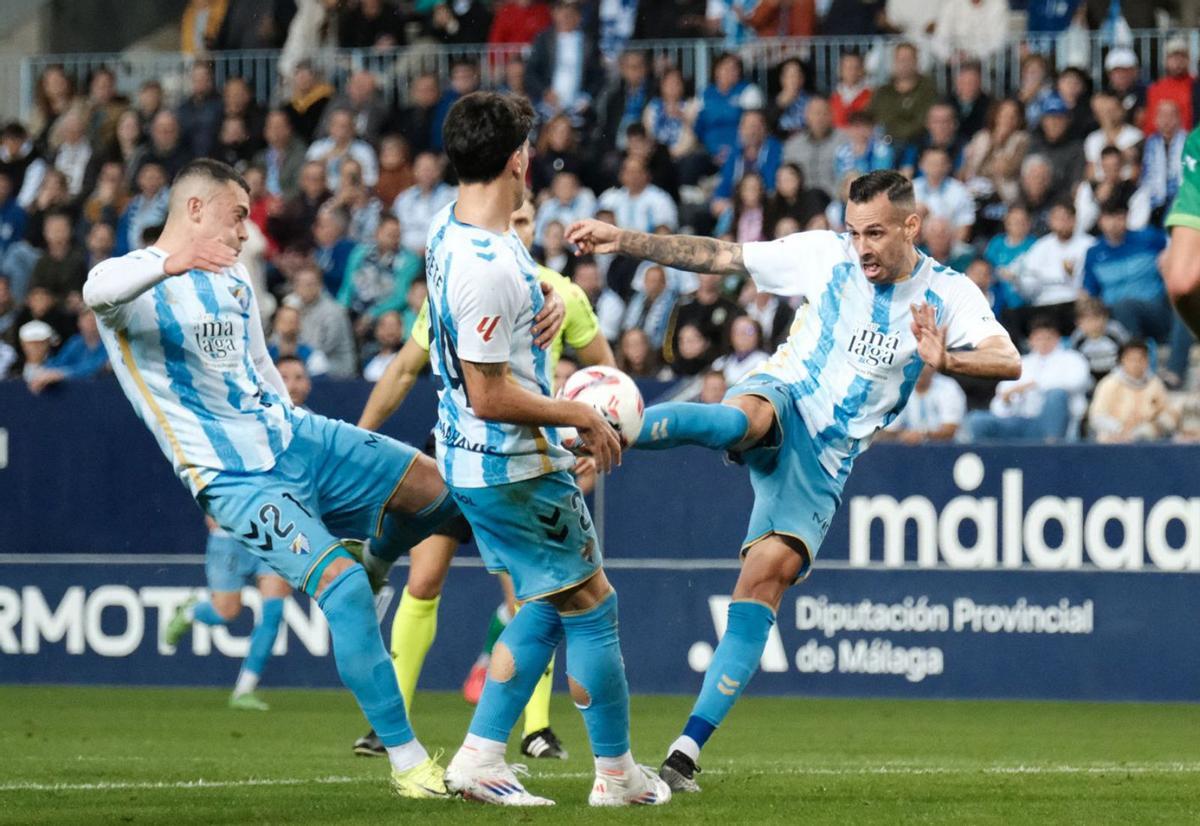 Rahmani y Manu Molina intentan disparar a puerta frente al Racing de Santander. | GREGORIO MARRERO