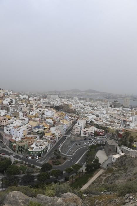 24-02-20 LAS PALMAS DE GRAN CANARIA. DIFERNETES LUGARES. LAS PALMAS DE GRAN CANARIA. METEOROLOGIA. Calima.    Fotos: Juan Castro.