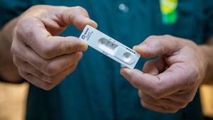 Les baixes per òmicron obliguen a parar parcialment o totalment el 33% de les pimes catalanes