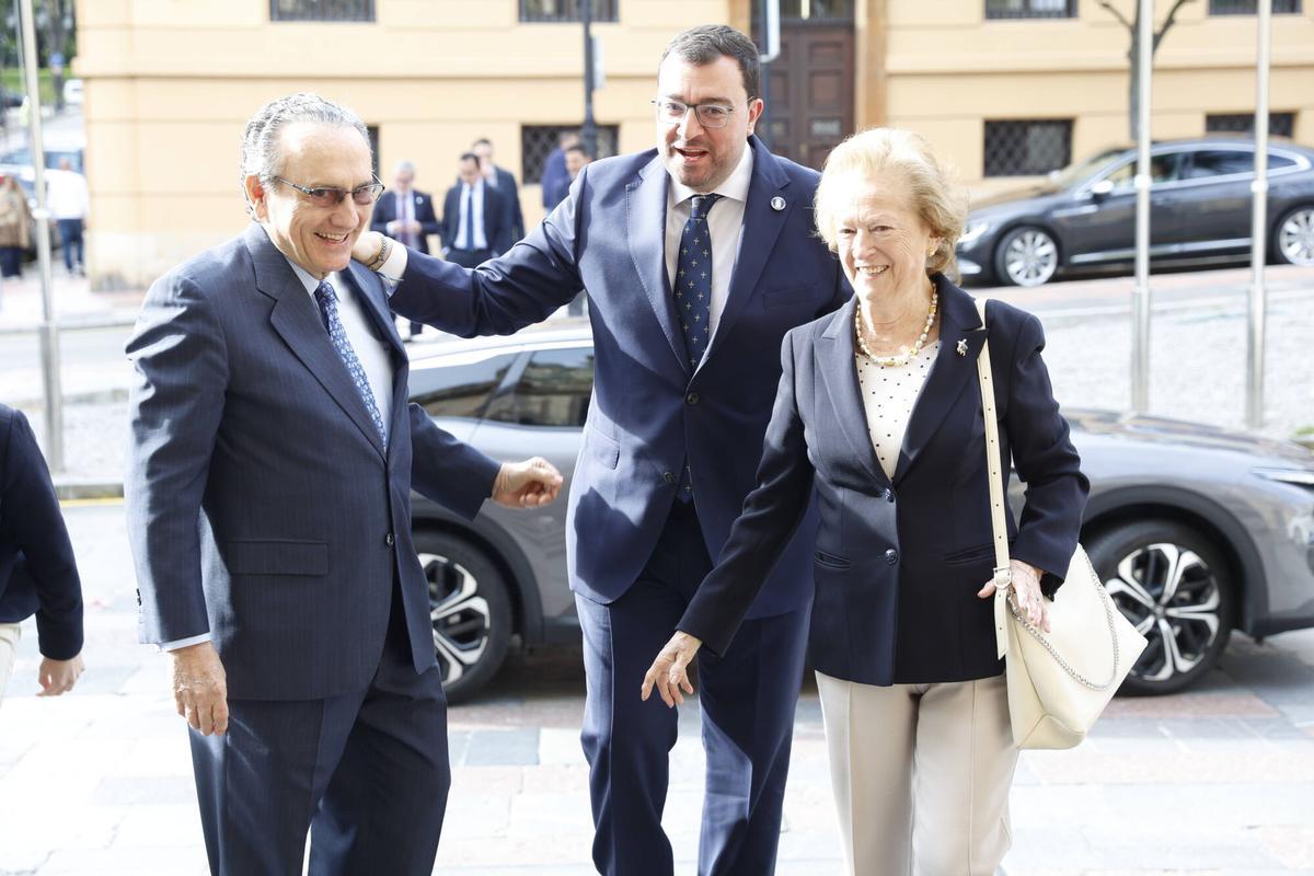 Adrián Barbón, presidente del Principado, saluda a Javier Moll, presidente de Prensa Ibérica y a Arantza Sarasola, vicepresidenta de Prensa Ibérica, a su llegada al evento. Adrián Barbón, presidente del Principado, saluda a Javier Moll, presidente de Prensa Ibérica y a Arantza Sarasola, vicepresidenta de Prensa Ibérica, a su llegada al evento.