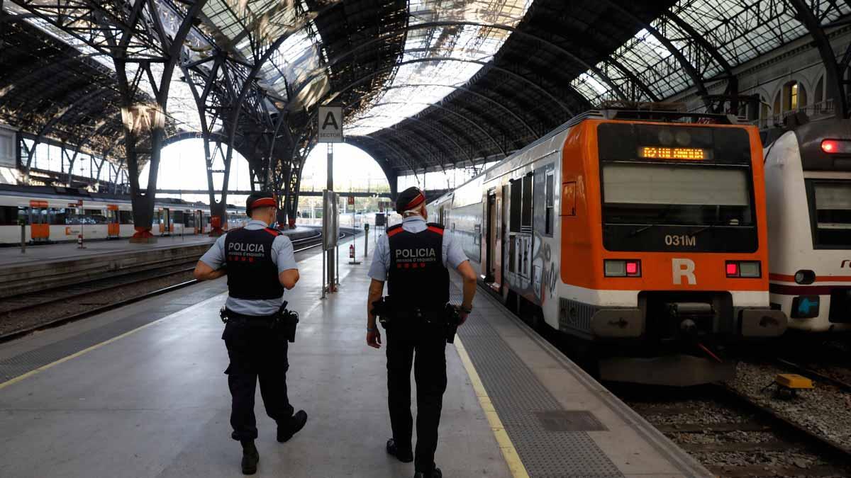 Dos agentes de los Mossos patrullan en la estación de França