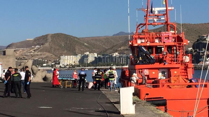 Rescatados veintidós ocupantes de una patera que volcó a 128 millas de Canarias