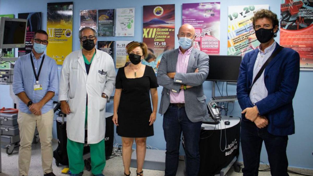 El Dr. Darias, el profesor Alarcó, la rectora, el vicerrector y el director de Secretariado de Cátedras en las instalaciones de la Cátedra de Telemedicina Fundación Kishoo-ULL-HUC (SCS).