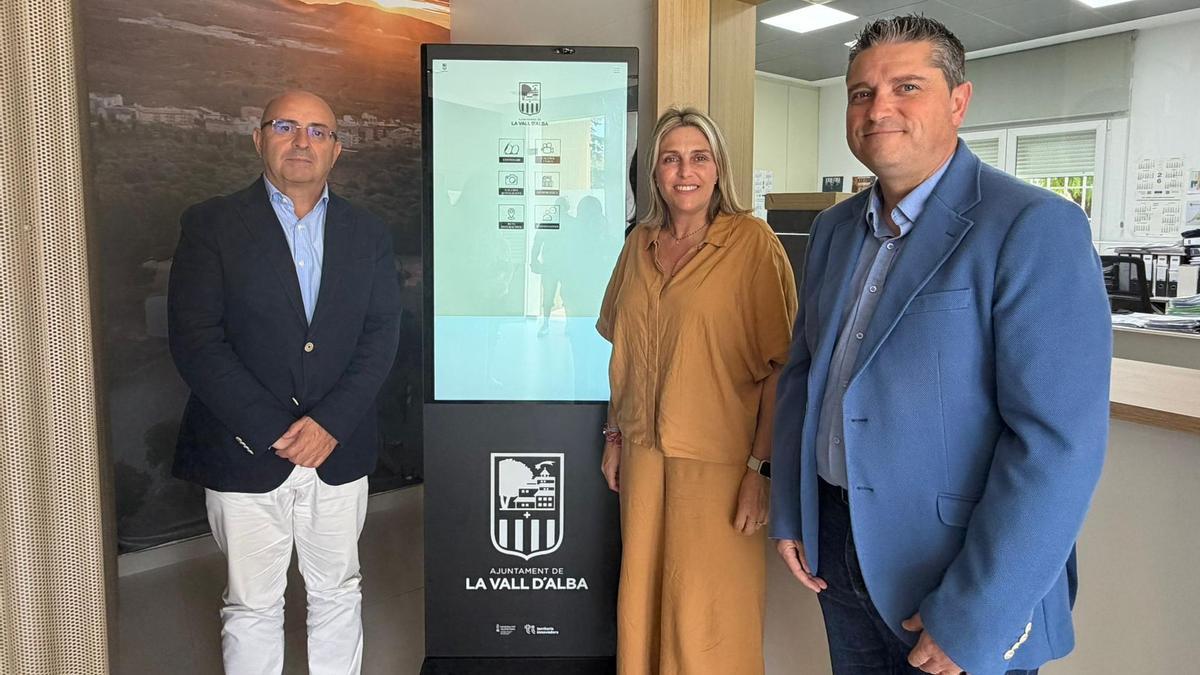 El director general de Innovación, Juan José Cortés, junto a la alcaldesa, Marta Barrachina, y un edil.