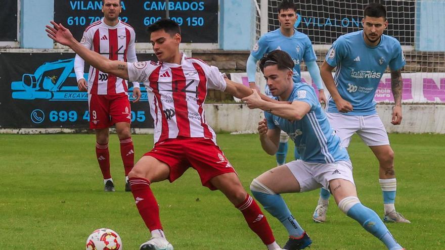Juan Barbeito forcejea con Yelco Alfaya por arrebatarle el balón. | Iñaki Abella