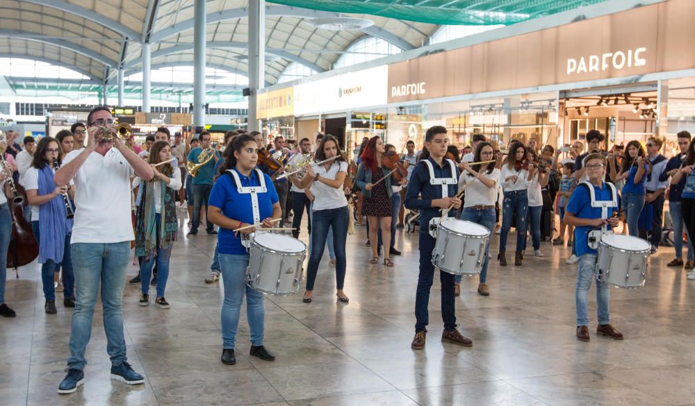 Sesenta músicos escondidos por la terminal han interpretado una pieza para celebrar el cincuenta aniversario de El Altet.