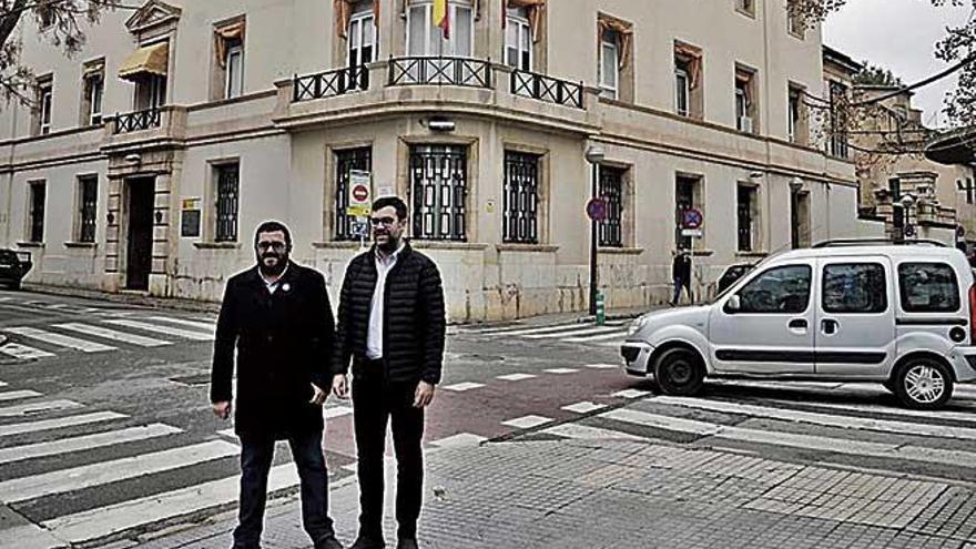 VicenÃ§ Vidal y Antoni Noguera, ante la casa de Emili Darder.