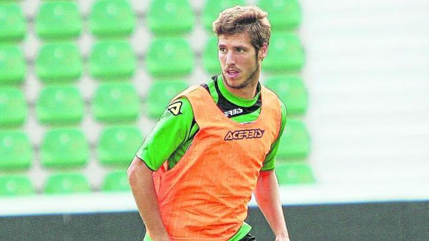 Rubén Pérez, ayer en el Martínez Valero, durante el entrenamiento matinal.