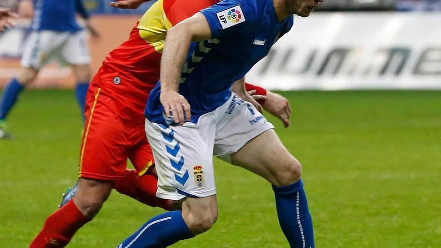 Pelayo, con la camiseta de visitante del Elche, presiona a Susaeta.