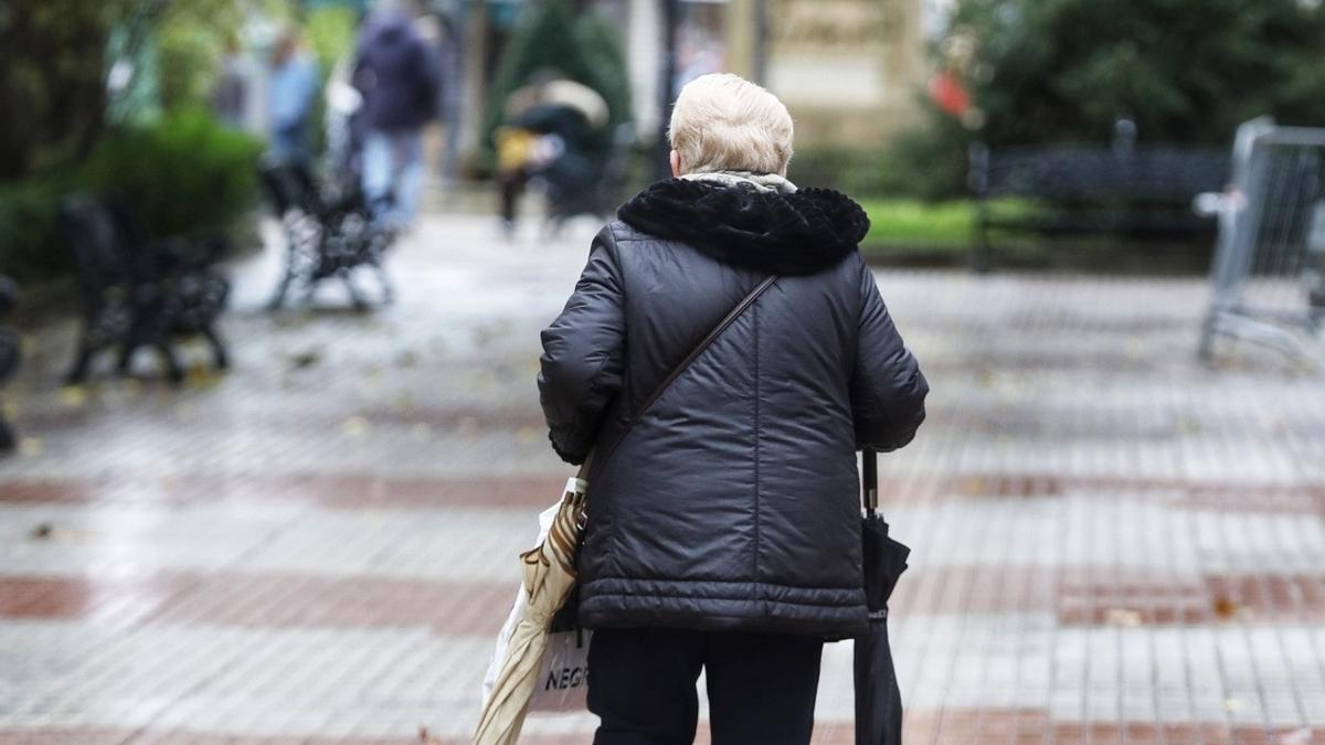 Mayores en el parque de Cánovas. El jubilado cacereño tiene una media de 72,2 años, superior a la del país (71,6).