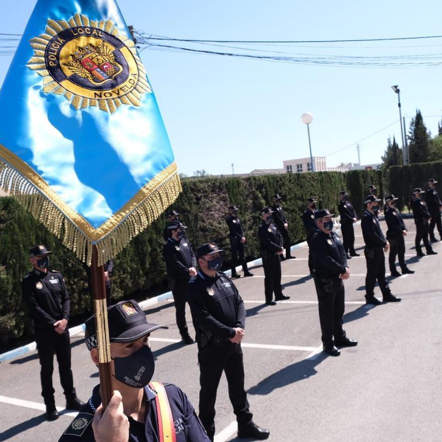 El estandarte de la Policía Local de Novelda.