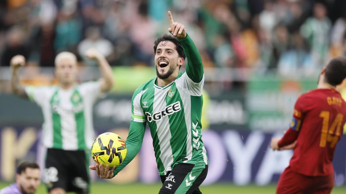 SEVILLA, 01/02/2026.- El centrocampista del Real Betis Pablo Fornals celebra tras anotar el 2-1 durante el encuentro correspondiente a la jornada 22 de LaLiga EA Sports disputado este domingo entre el Real Betis y el Valencia CF en el estadio de La Cartuja en Sevilla. EFE/ José Manuel Vidal