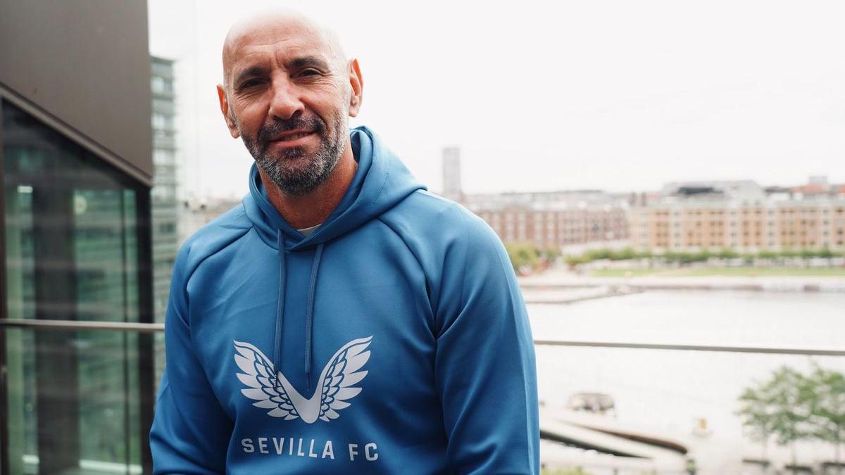 Monchi atendió a los canales oficiales del club hispalense desde Copenhague.