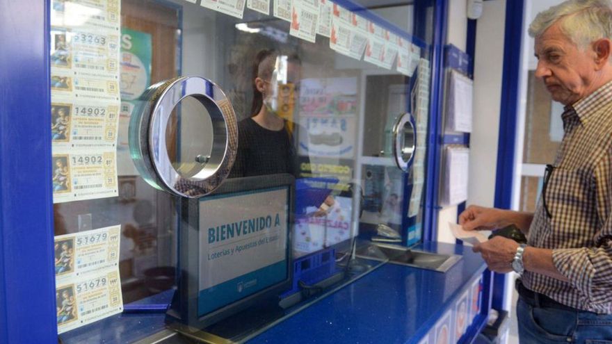 Un hombre en una administración de lotería. | | N. P.