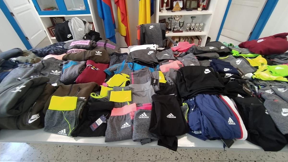 Ropa falsificada decomisada en un comercio de Arrecife