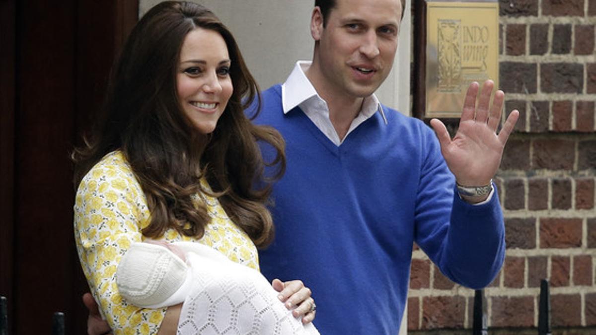 El príncipe Guillermo, Catalina y su nueva hija a su salida del hospital.