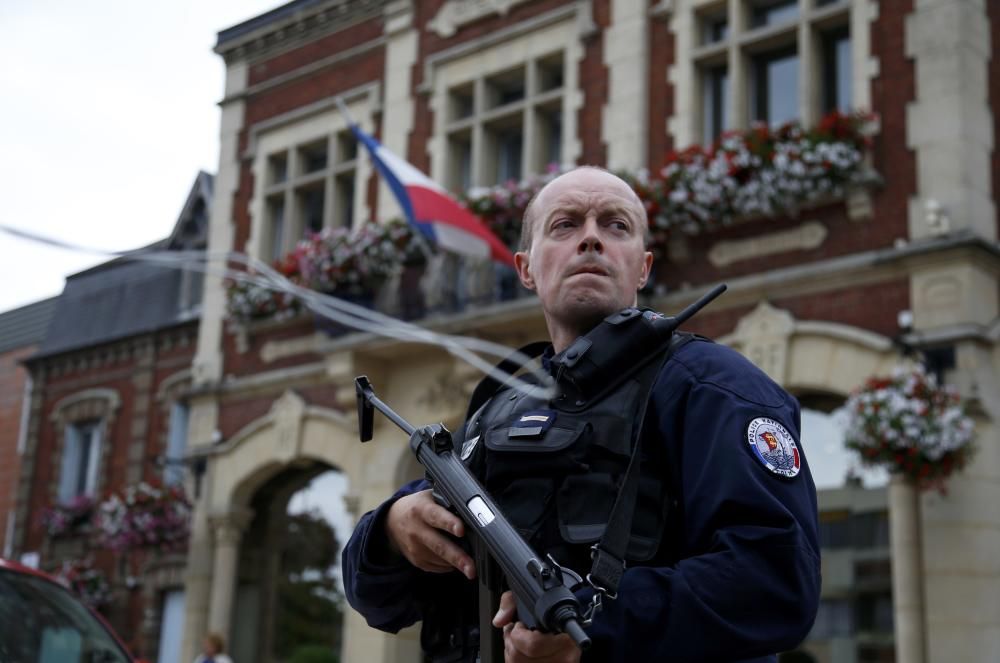 Un cura degollado por yihadistas en Francia