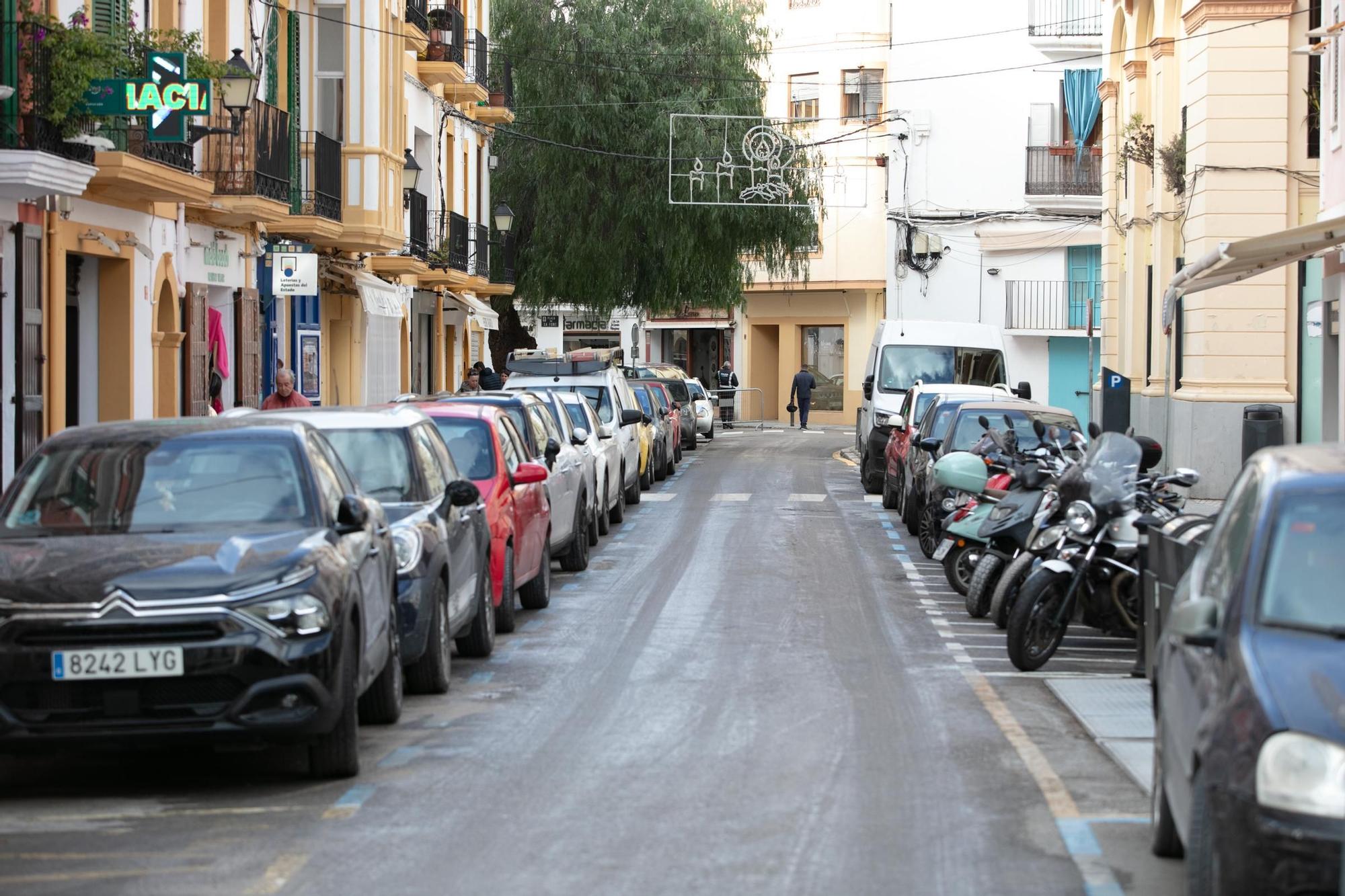 Calle de las farmacias de Ibiza cortada por vertidos de aceite