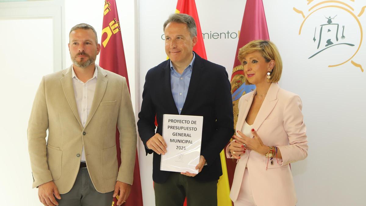 Fulgencio Gil, junto a los ediles Pérez y Martínez, tras la presentación de los presupuestos.