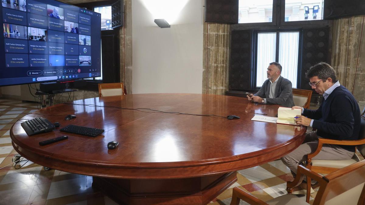 Carlos Mazón, conectado telemáticamente a la reunión del Cecopi desde el Palau de la Generalitat Valenciana.