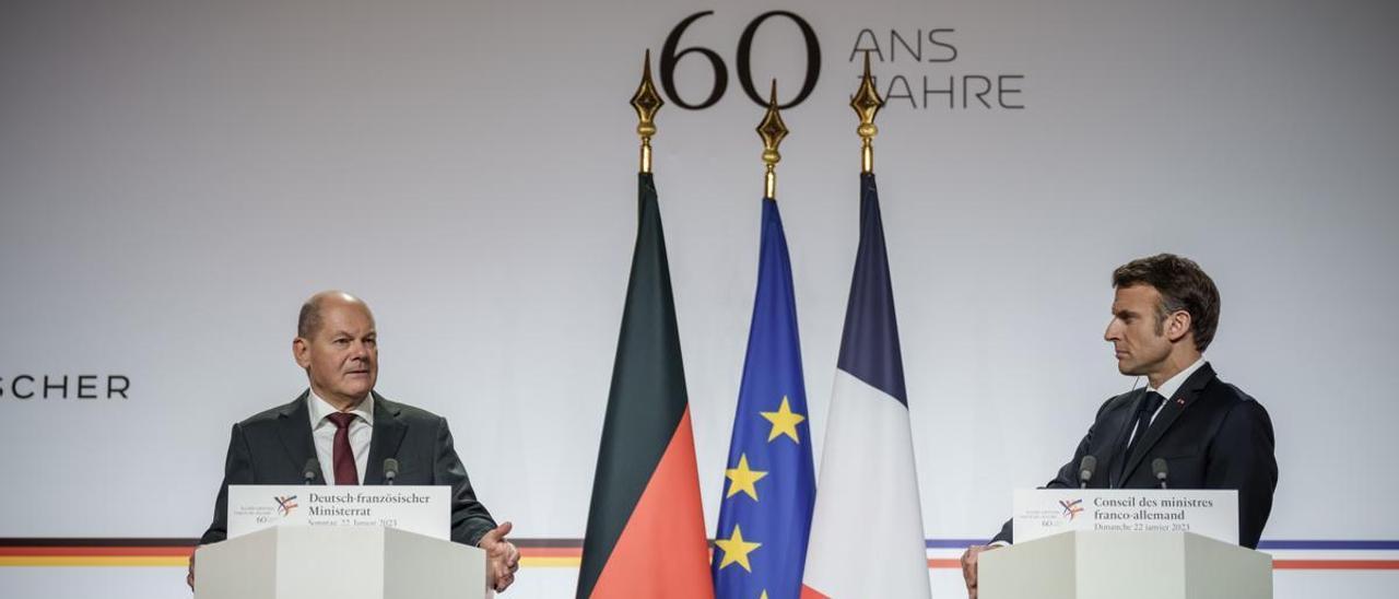 El canciller alemán, Olaf Scholz, y el presidente de Francia, Emmanuel Macron, tras el Consejo de Ministros franco-alemán con motivo del 60 aniversario del Tratado del Elíseo.