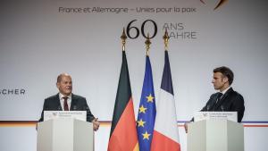El canciller alemán, Olaf Scholz, y el presidente de Francia, Emmanuel Macron, tras el Consejo de Ministros franco-alemán con motivo del 60 aniversario del Tratado del Elíseo.