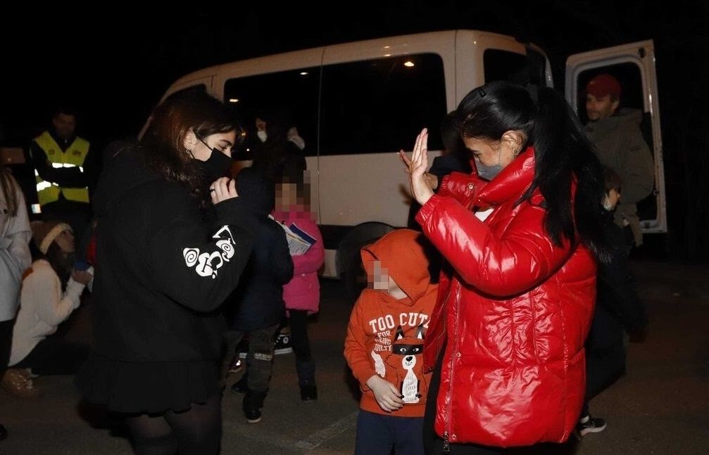 La caravana humanitaria de Policía Solidaria llega a Zaragoza con 18 menores y cuatro adultos