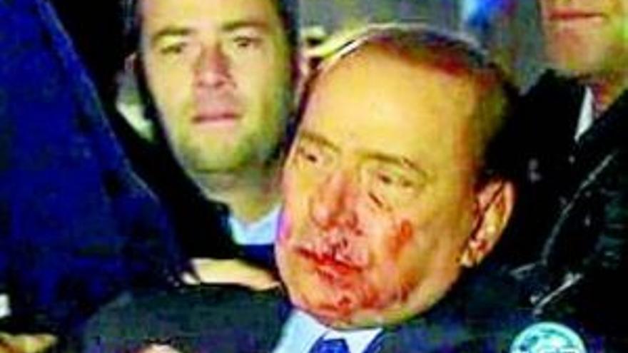 Silvio Berlusconi, herido en el rostro tras ser agredido en un tenso mitin