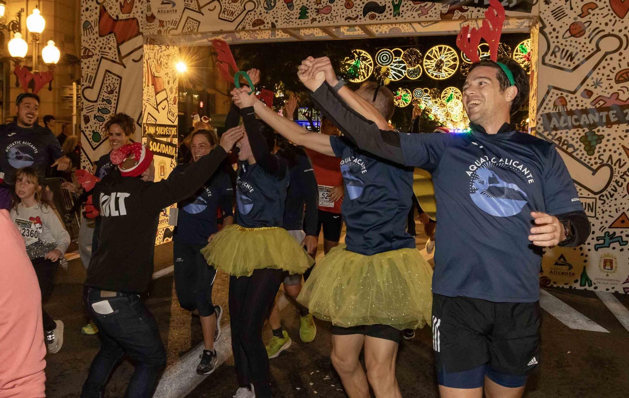 La San Silvestre de Alicante llena de colorido la ciudad
