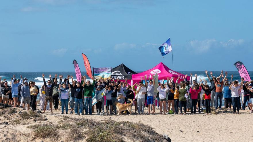 Los surfistas recogen casi 5.000 firmas para salvar las olas en Corralejo