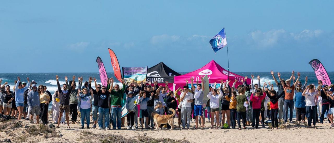 Un grupo de surferos mostrando su rechazo a la ampliación del muelle de Corralejo.