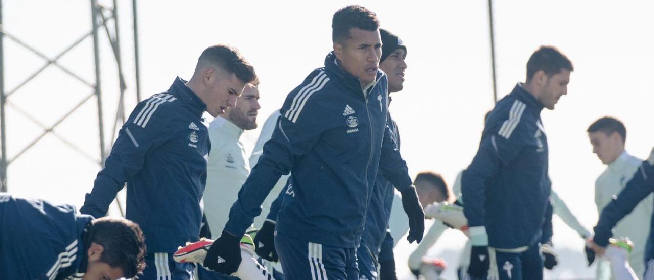 Los celestes, con Santi Mina ya disponible, estiran sus músculos durante el entrenamiento celebrado ayer por el Celta en A Madroa.