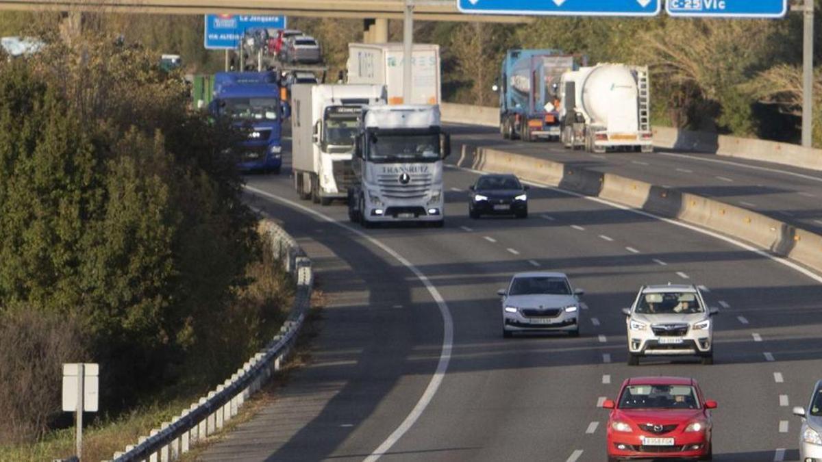 Alguns vehicles circulant aquesta setmana pel carril del mig de l’autopista AP-7 al seu pas per Riudellots de la Selva.