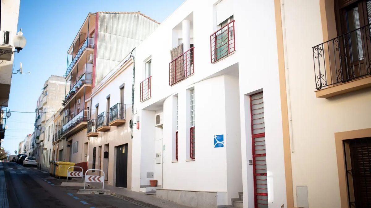 Exterior del centro de emergencia de Cáritas, en la calle Suárez Somonte de Mérida.